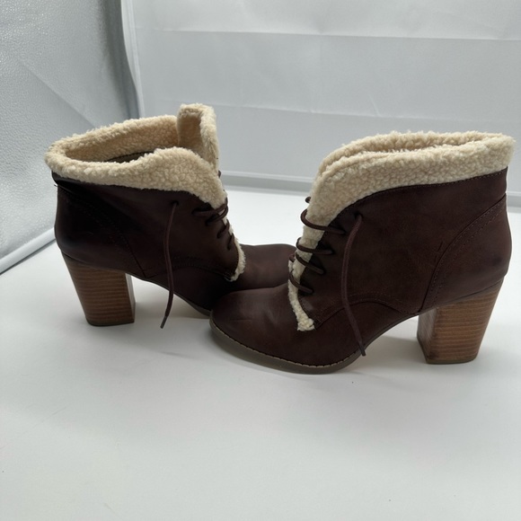 EUC Womens Restricted Short Ankle  Boots Heels Brown Cream " Fur" 7.5 7 1/2 - Picture 3 of 6